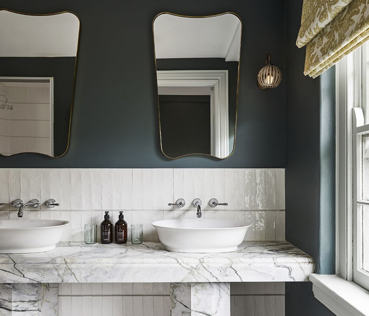 mobile sanitari in marmo parete con pittura scura abbellire il bagno