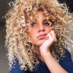 Capelli ricci lunghi: dimentica le radici grasse e le lunghezze secche