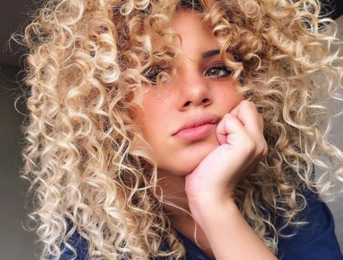 Capelli ricci lunghi: dimentica le radici grasse e le lunghezze secche