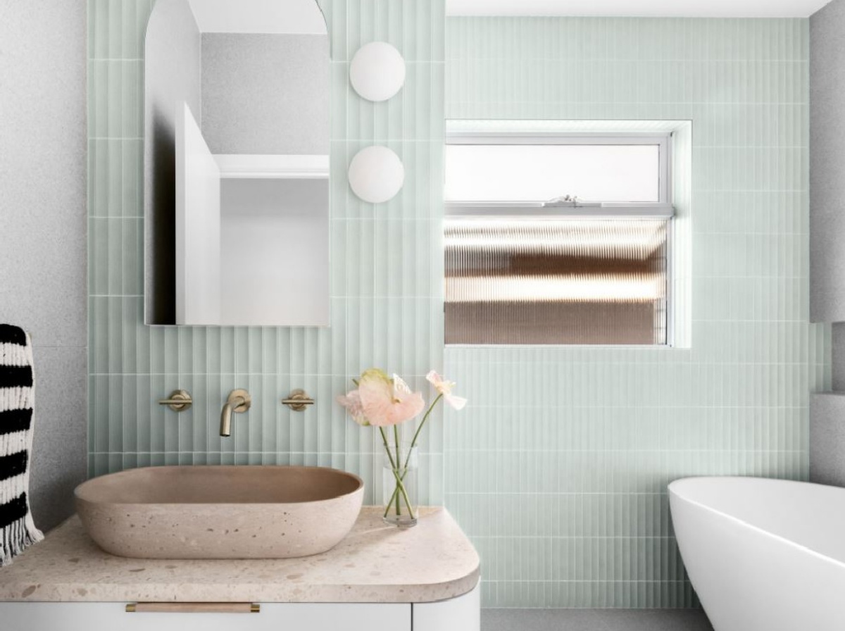 sala da bagno con piastrelle verde colori pastello