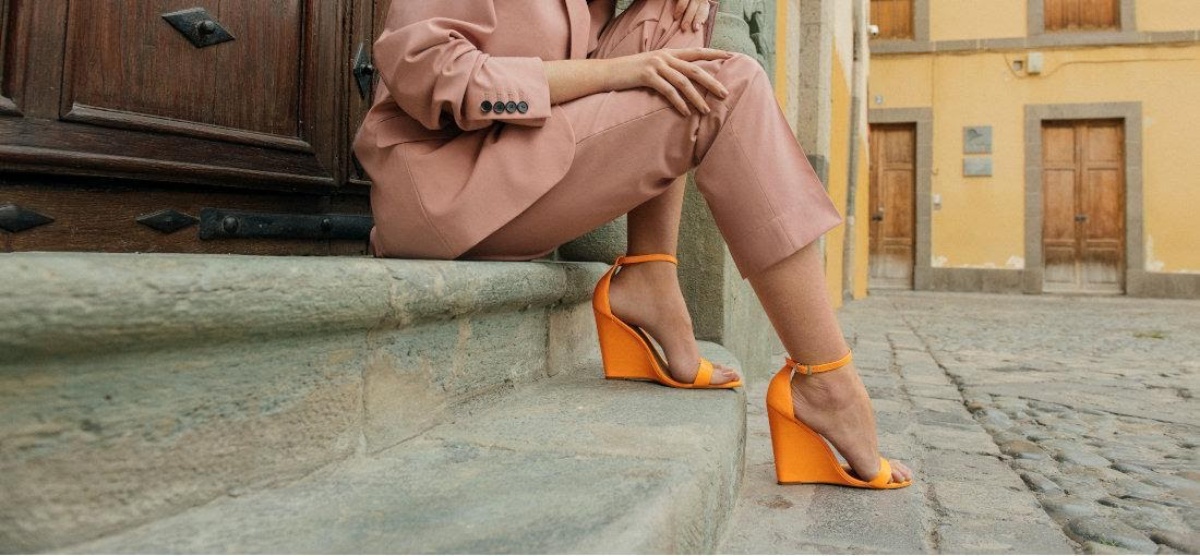 scarpe zeppe di colore arancione