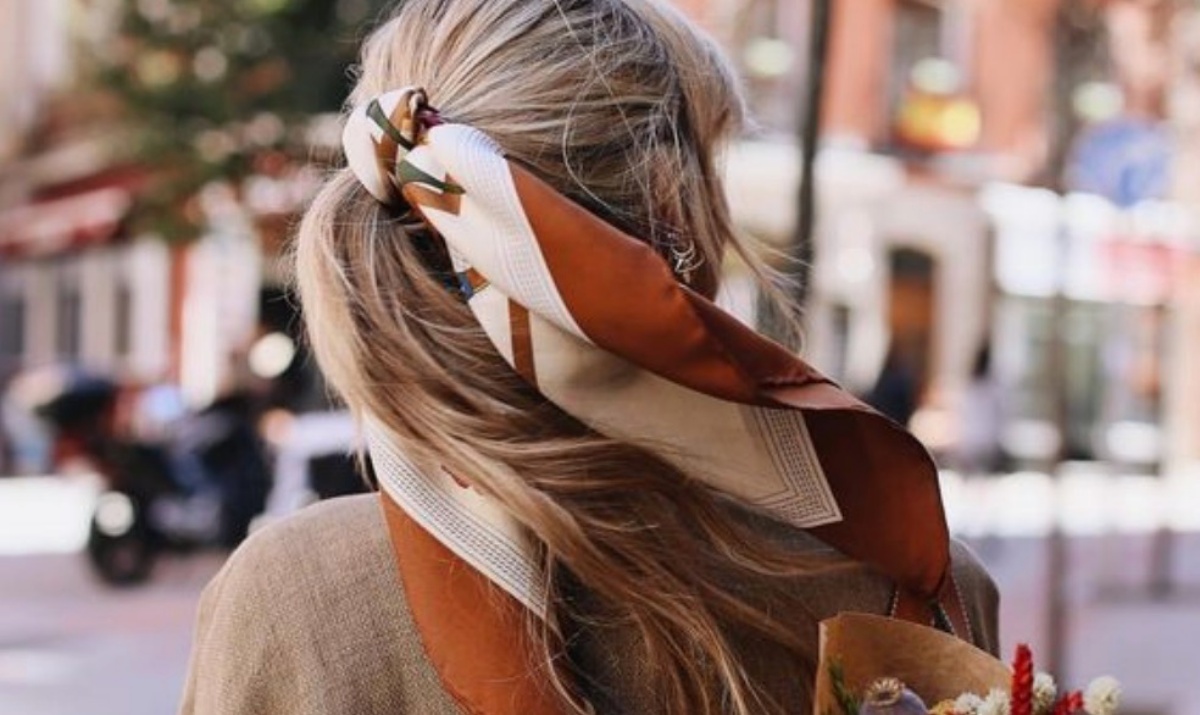 semiraccolto per capelli biondi acconciature con foulard