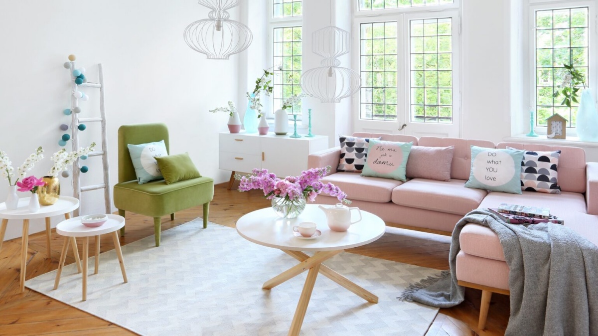 soggiorno con divano rosa pastello stanza con molte finestre