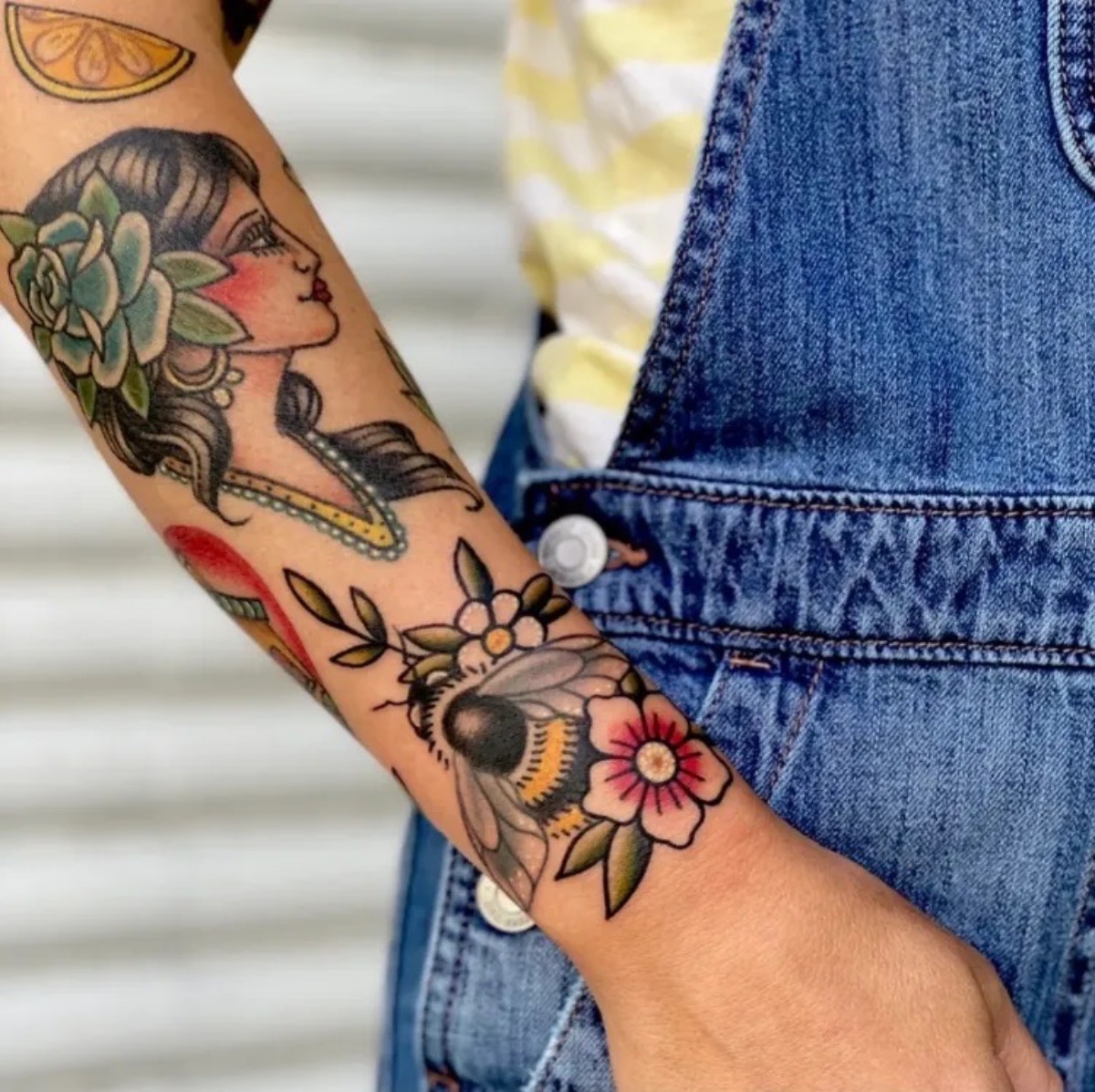 tattoo old school avambraccio donna tatuaggio inchiostro a colori