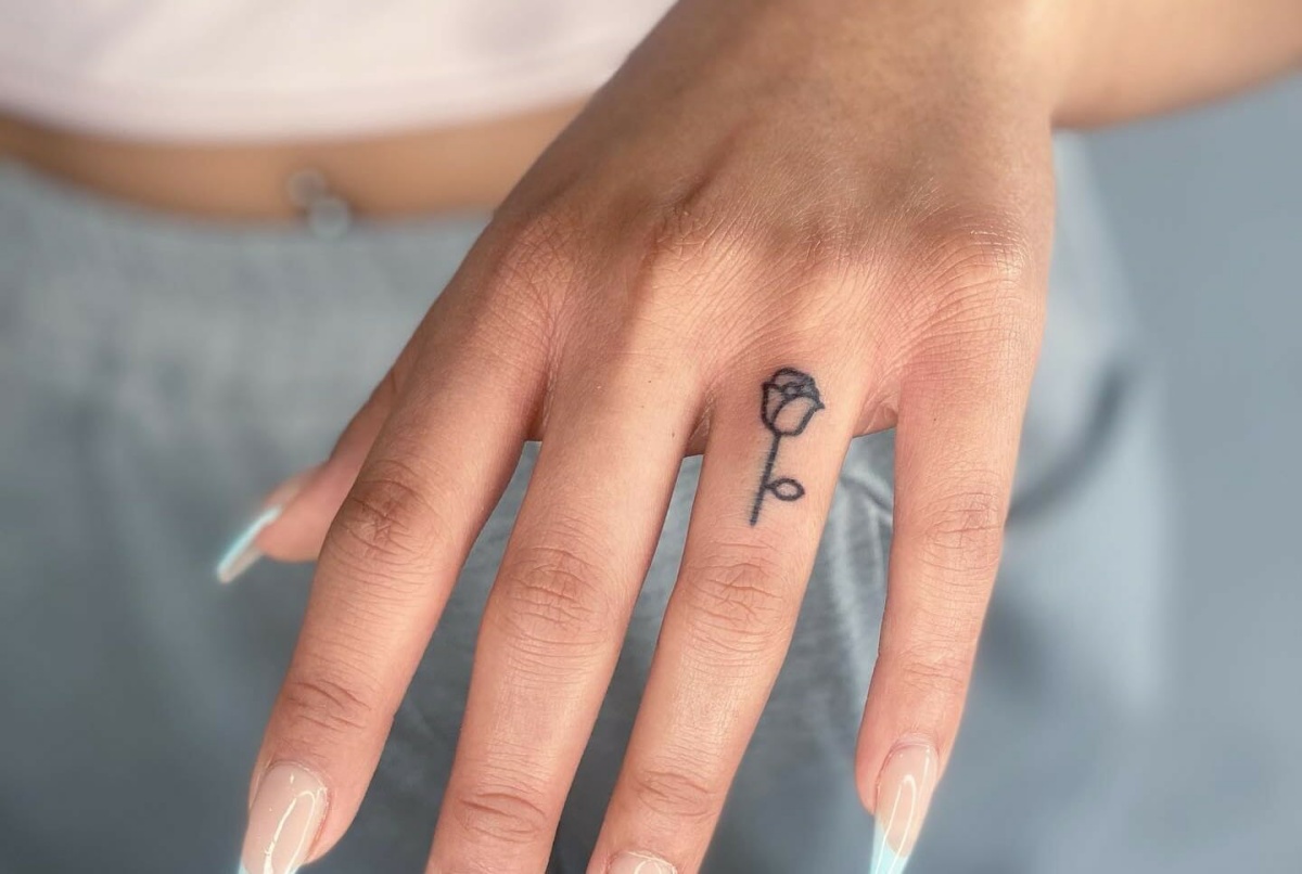 tatuaggi femminili sul braccio disegno rosa sul dito