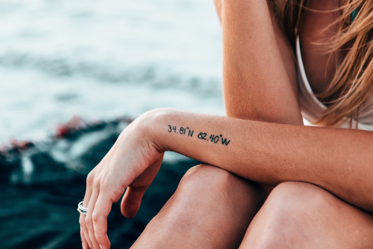 tatuaggi femminili sul braccio tattoo coordinate geografiche avambraccio