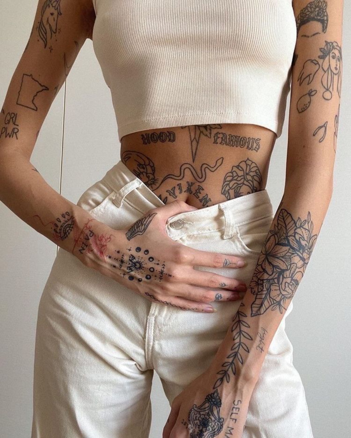 tatuaggio a manica ragazza disegno motivi mandala