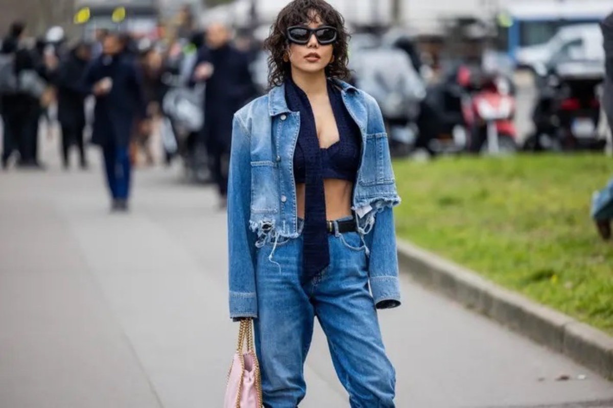 tendenza giacca jeans crop top ragazza