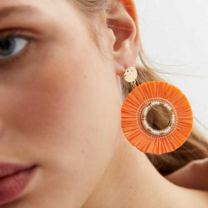 Tendenze arancione: ecco come indossare questo colore allegro