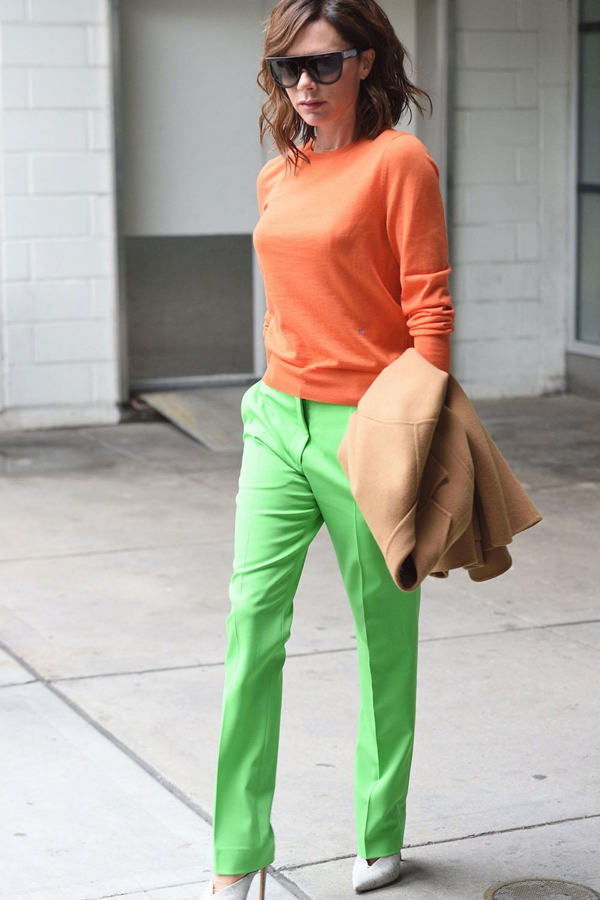 victoria beckham pantalone verde chiaro maglia arancione