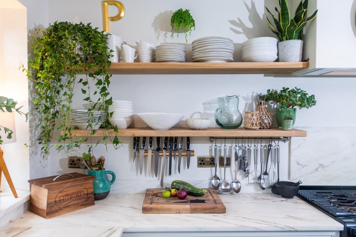 abbellire la cucina con le piante mensole a vista con vasi