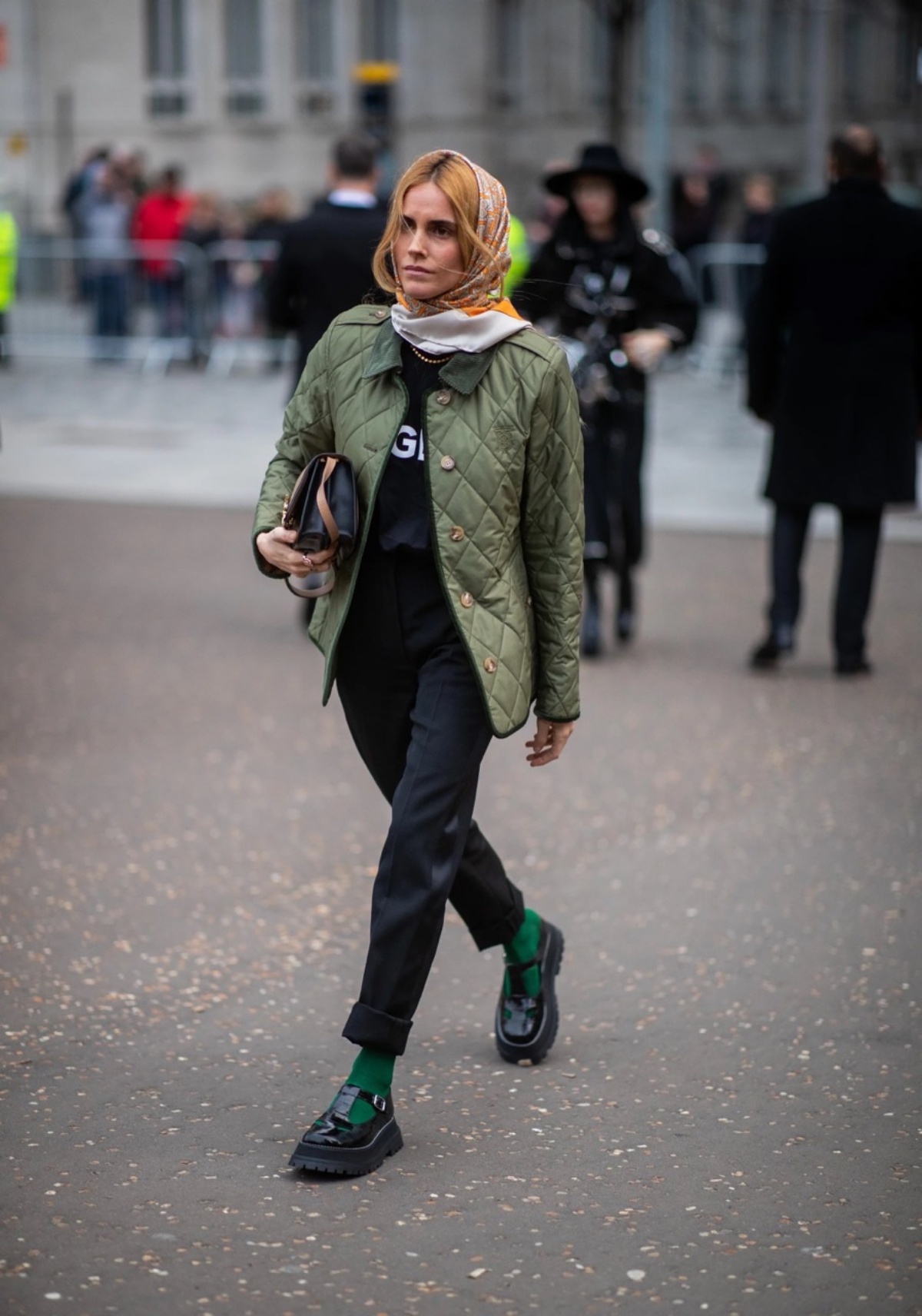 abbigliamento donna invernale con pantalone giacca verde