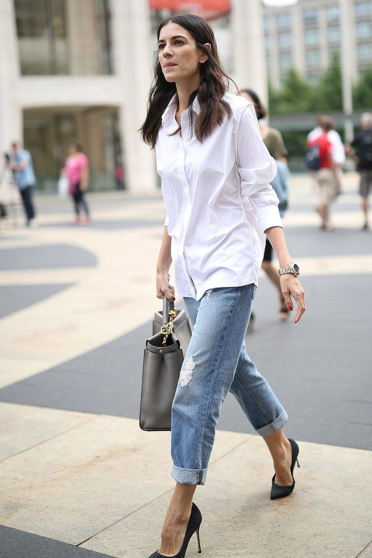 baggy jeans con oversize camicia bianca