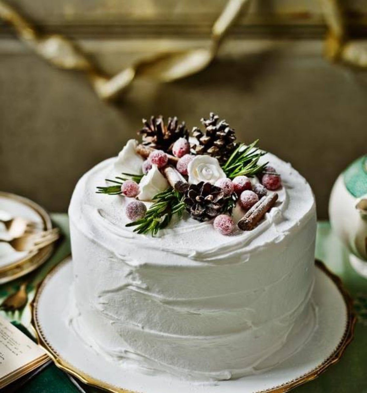 cake design tema autunnale decorazione con pigne rametti bastoncini di cannella