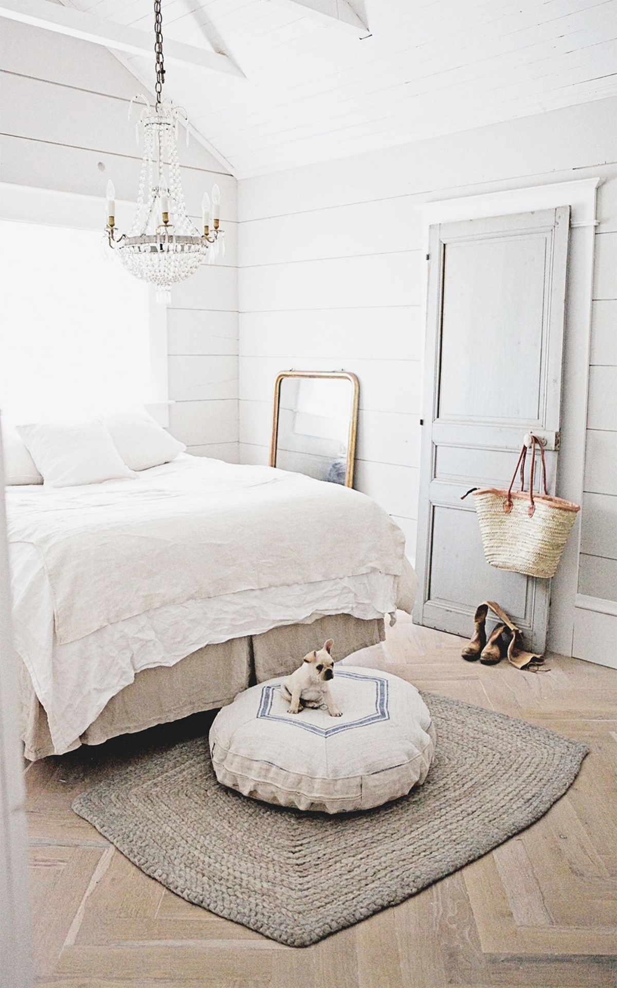 camera da letto con pareti bianchi in legno