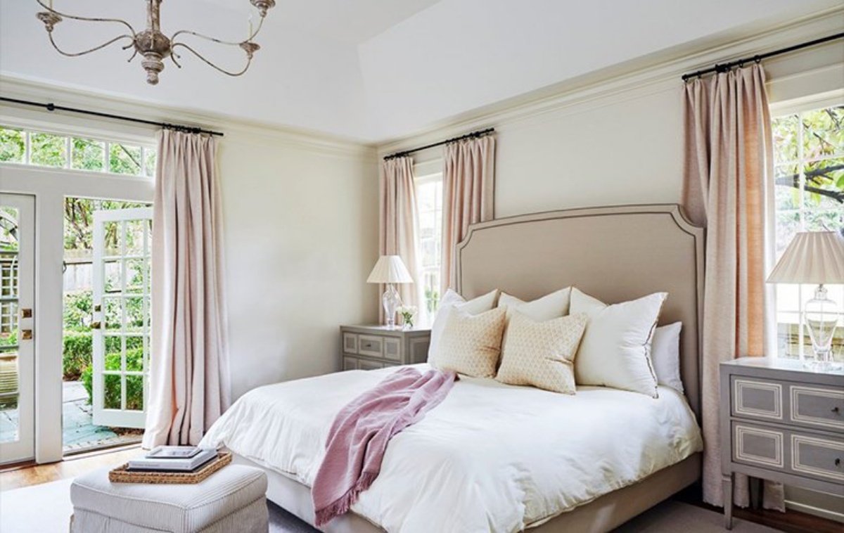 camera da letto con tende color beige