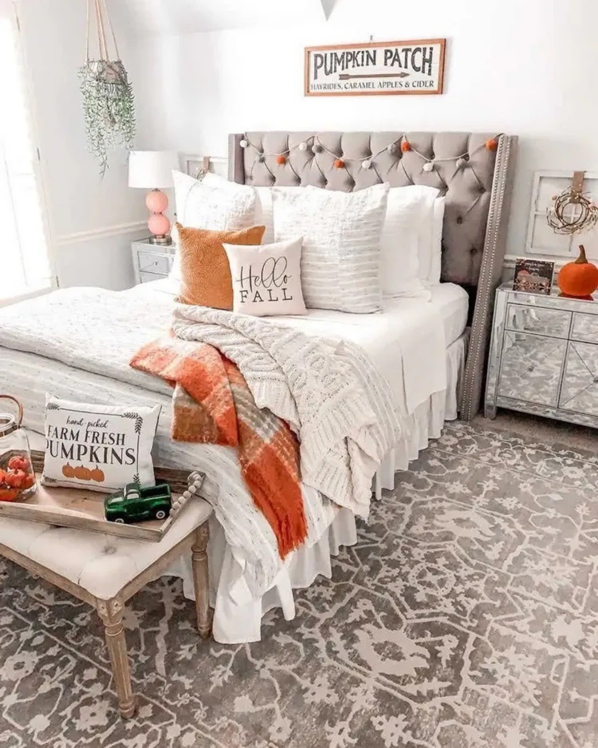 camera da letto con tessuti autunnali color arancione