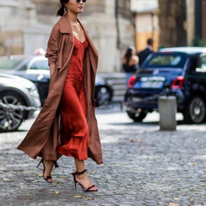 Come indossare lo slip dress senza che sembri biancheria intima