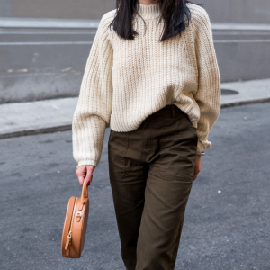 Come indossare un maglione oversize anche su donne donne minute