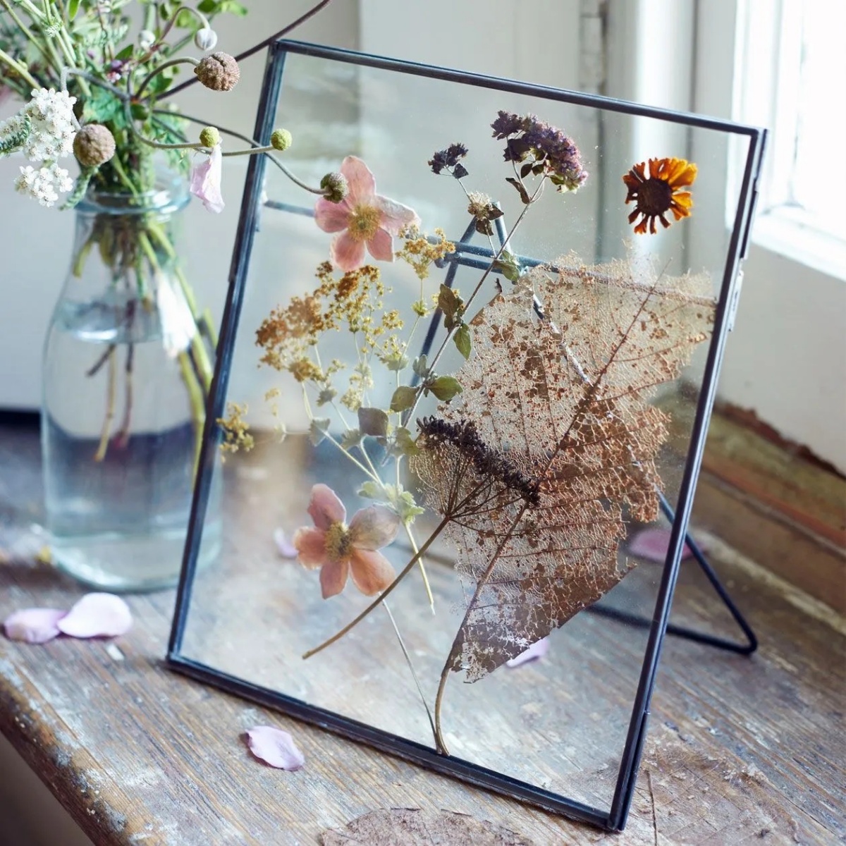 cornice trasparente con fiori secchi decorazione casa
