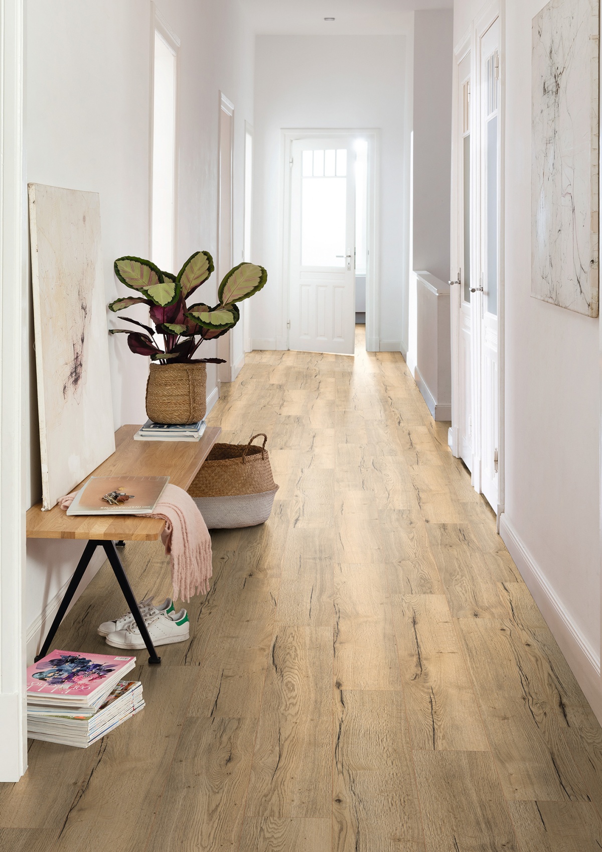 corridoio stretto e lungo pavimento effetto legno