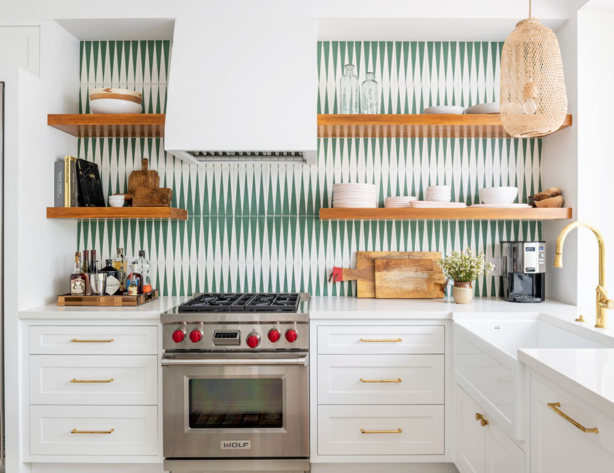 cucina bianca con paraschizzi elementi in verde