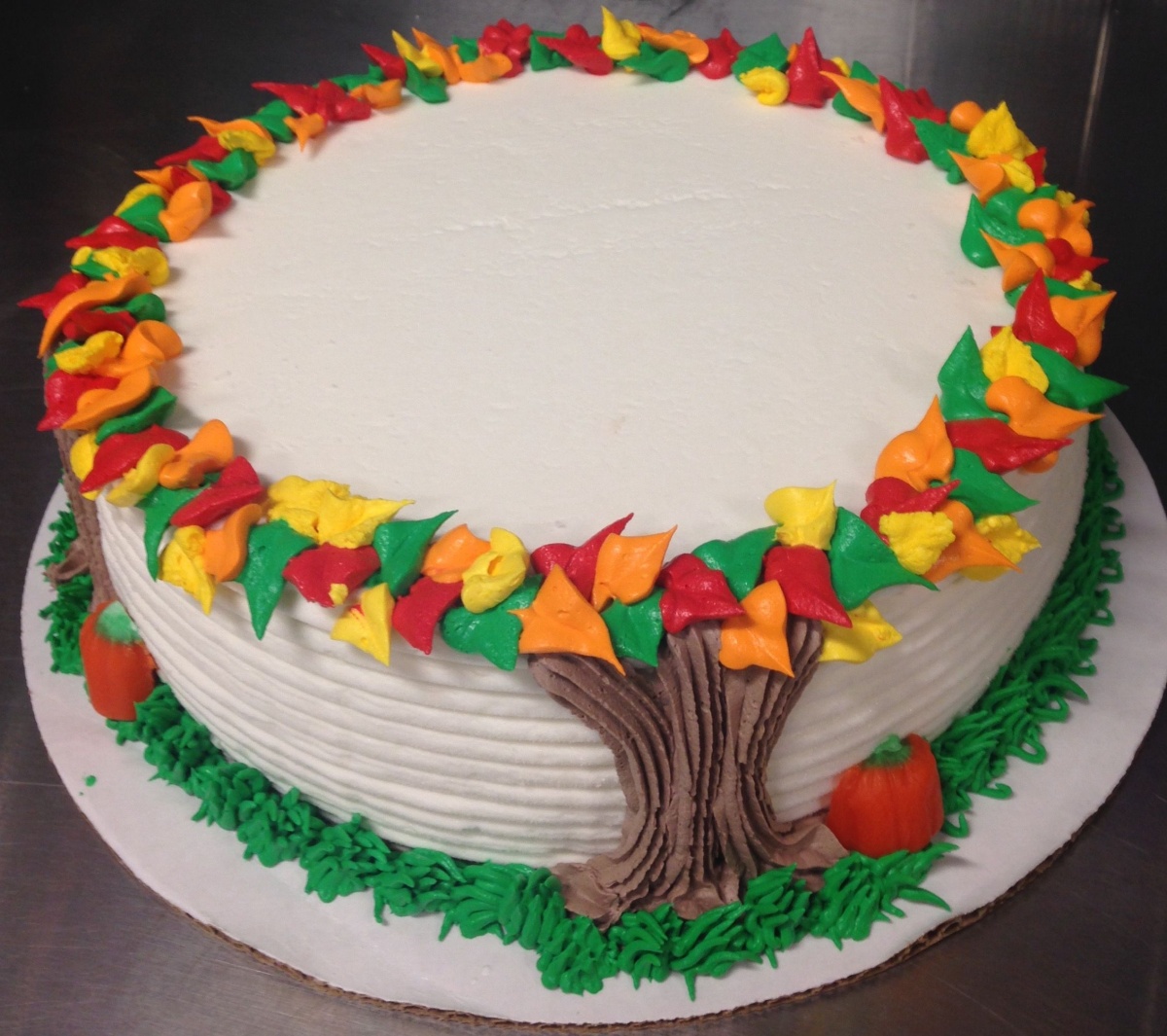 decorazione torta autunnale con albero e foglie secche