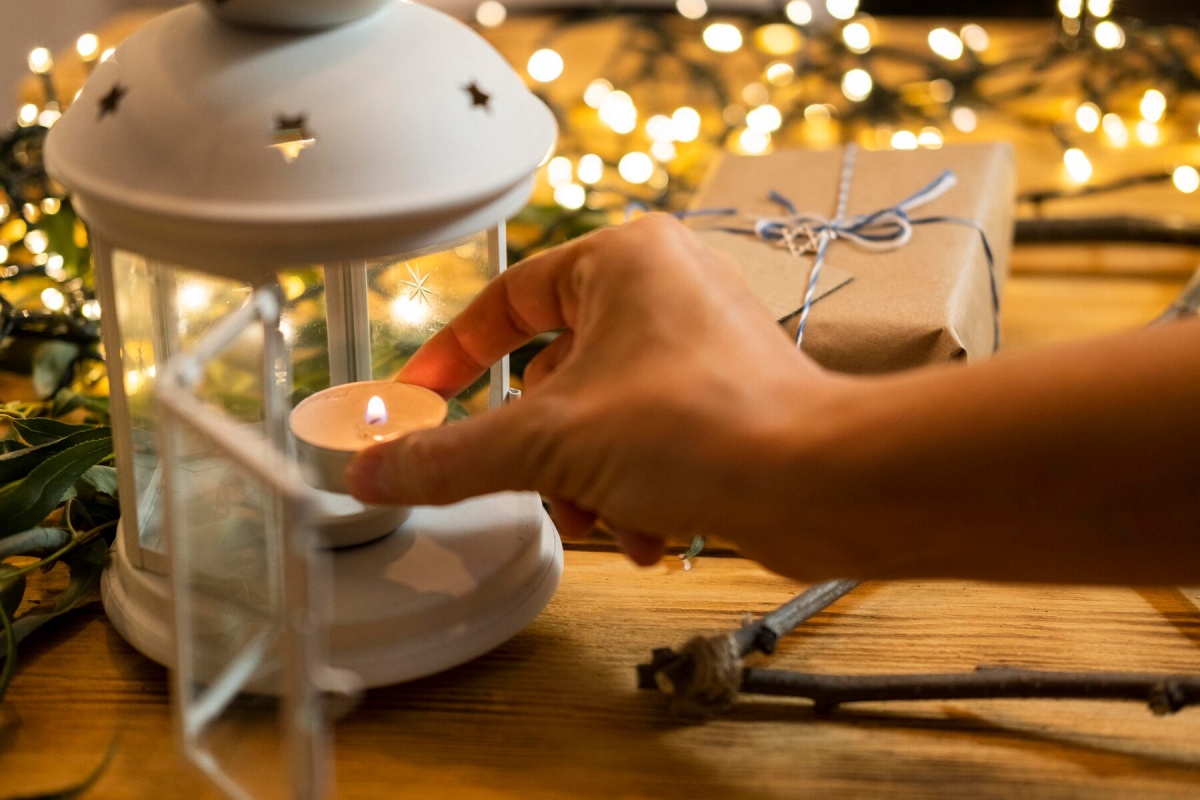lanterna di metallo con candela luci natalizie