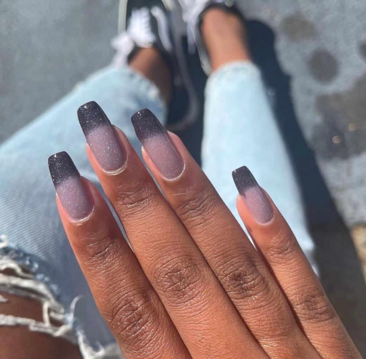 manicure con unghie forma quadrata smalto grigio glitterato