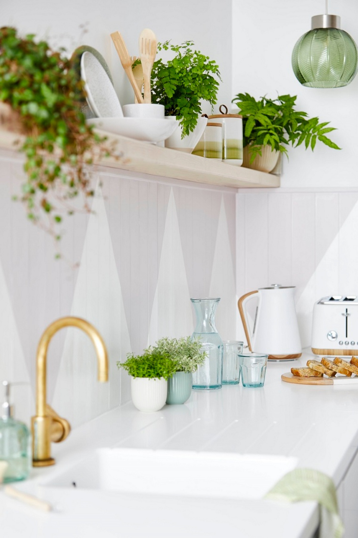 mensola a vista in cucina vasi con piante dalla foglia verde