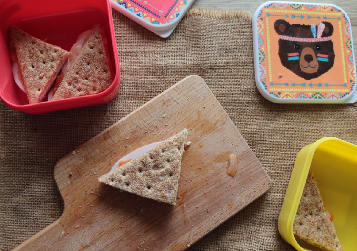 mini panini di pane integrale e prosciutto scatola merenda per bambini