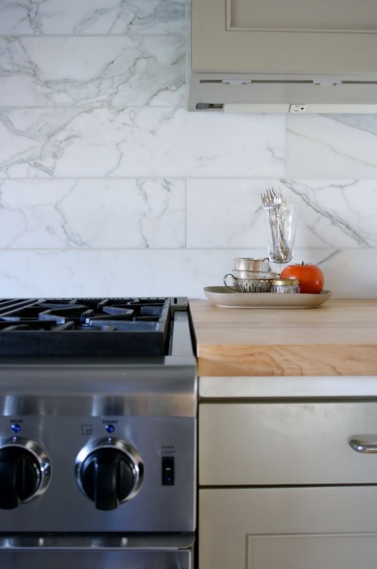 piastrelle effetto marmo paraschizzi della cucina