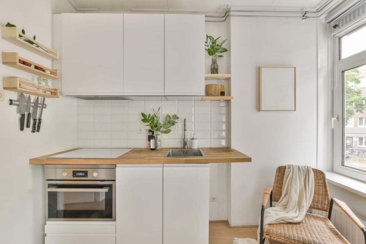piccola cucina bianca di stile minimal
