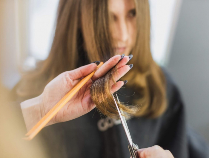 Prendersi cura dei capelli in autunno: stop agli effetti collaterali dell’estate