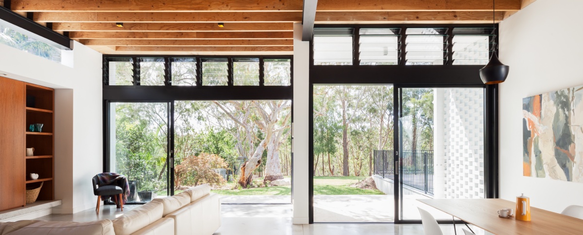 soffitto con travi di legno ambiente spazioso con porta finestra