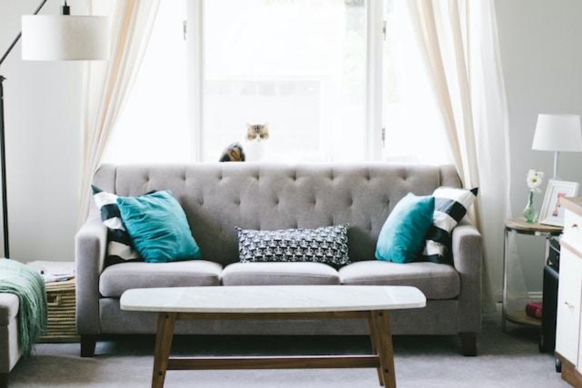 soggiorno con divano grigio tavolino basso