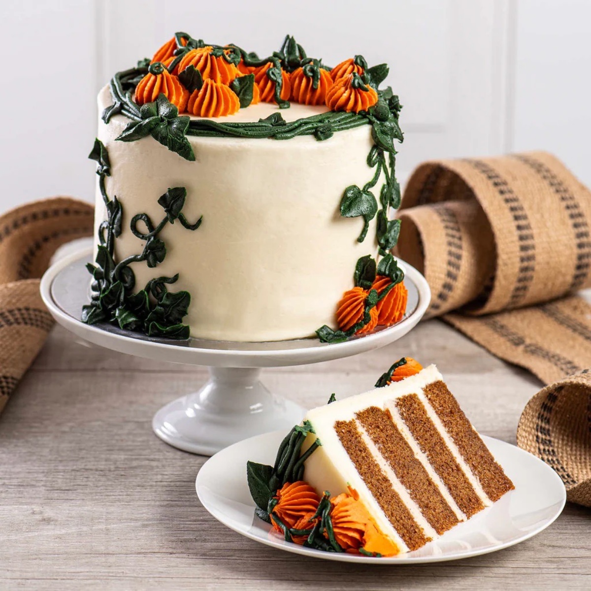 torta alta per autunno decorazione con zucche di crema