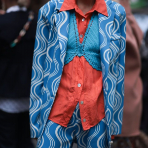 Vestirsi a strati in autunno: sconfiggi il freddo con una di “copertura” di stile