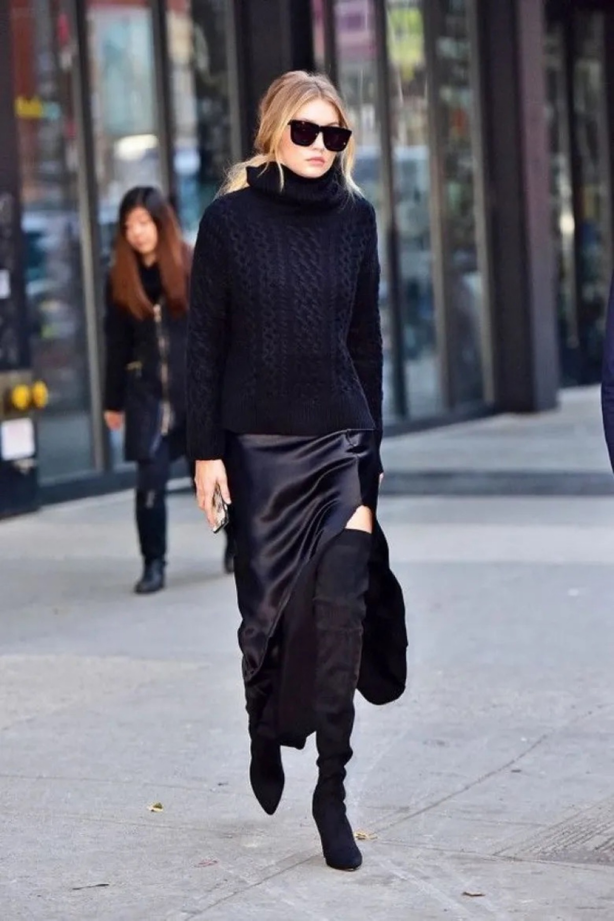 vestito nero di raso con maglione di lana