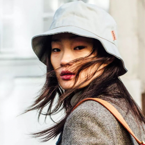 Indossare il cappello in inverno: 4 modelli da donna con outfit abbinati