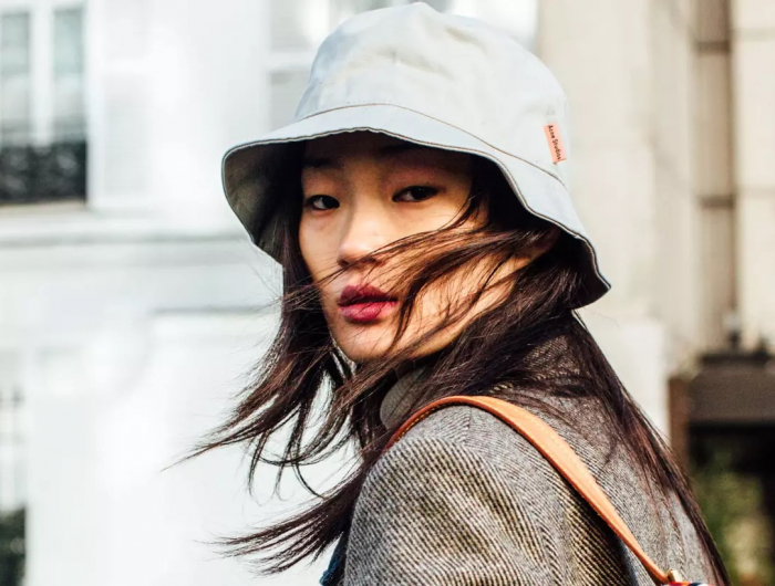 Indossare il cappello in inverno: 4 modelli da donna con outfit abbinati
