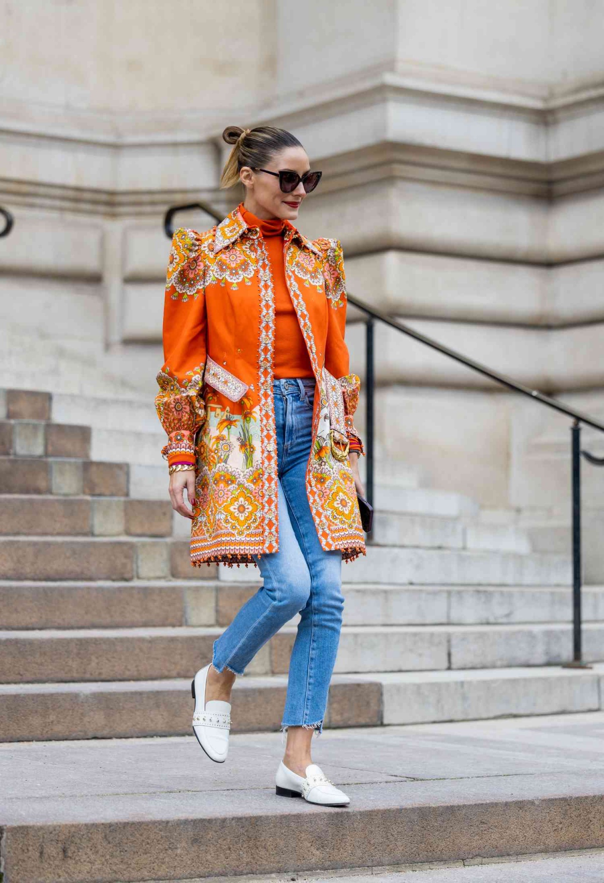 abbigliamento donna elegante skinny jeans con cappotto arancione