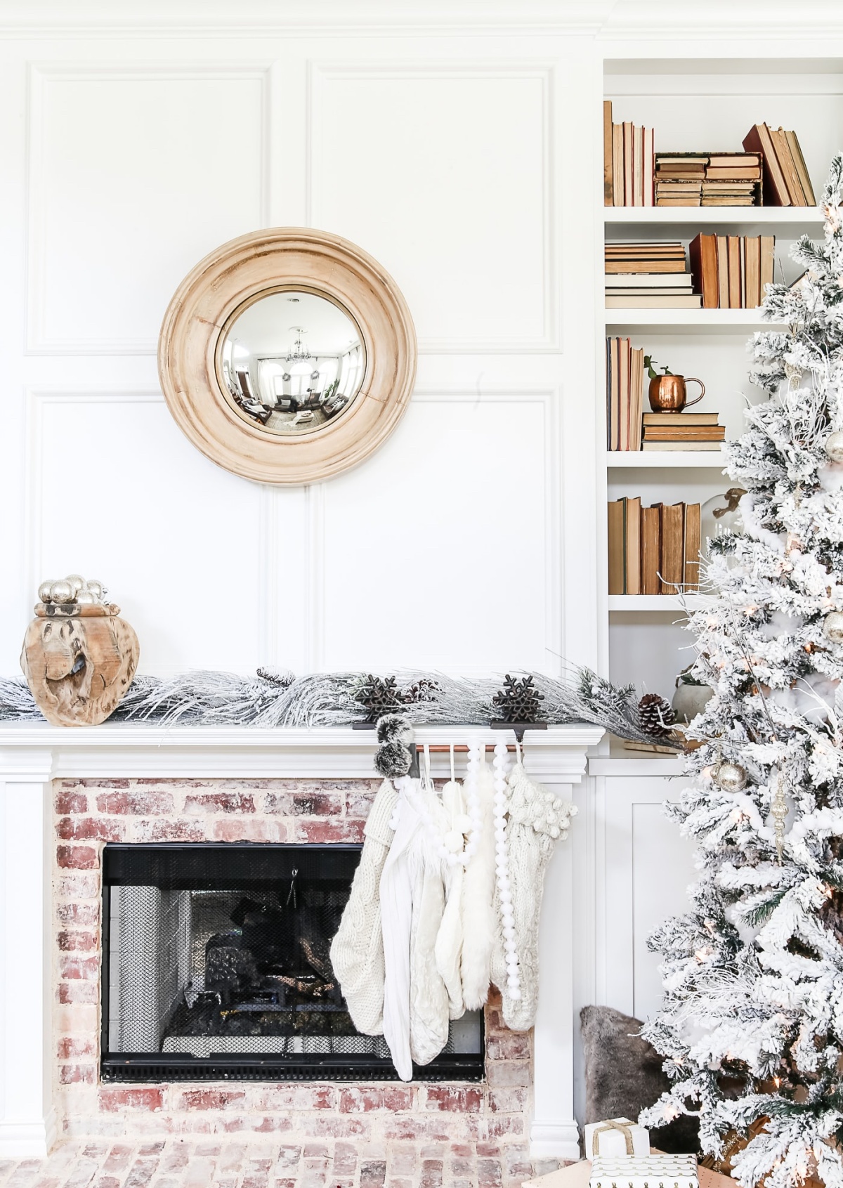camino decorato con calze natalizie decorare la casa per natale elegante