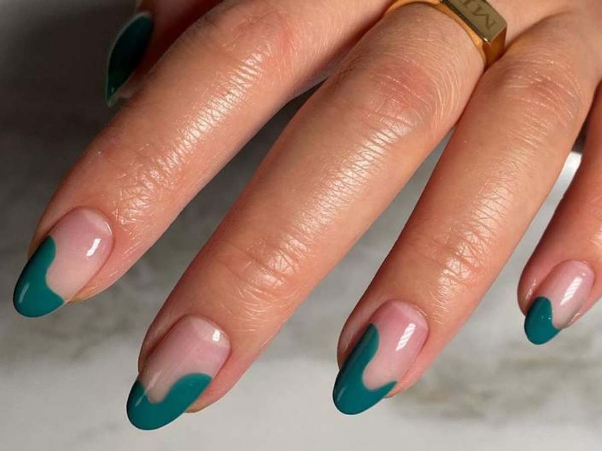 colorazione astratta con smalto verde sulle unghie