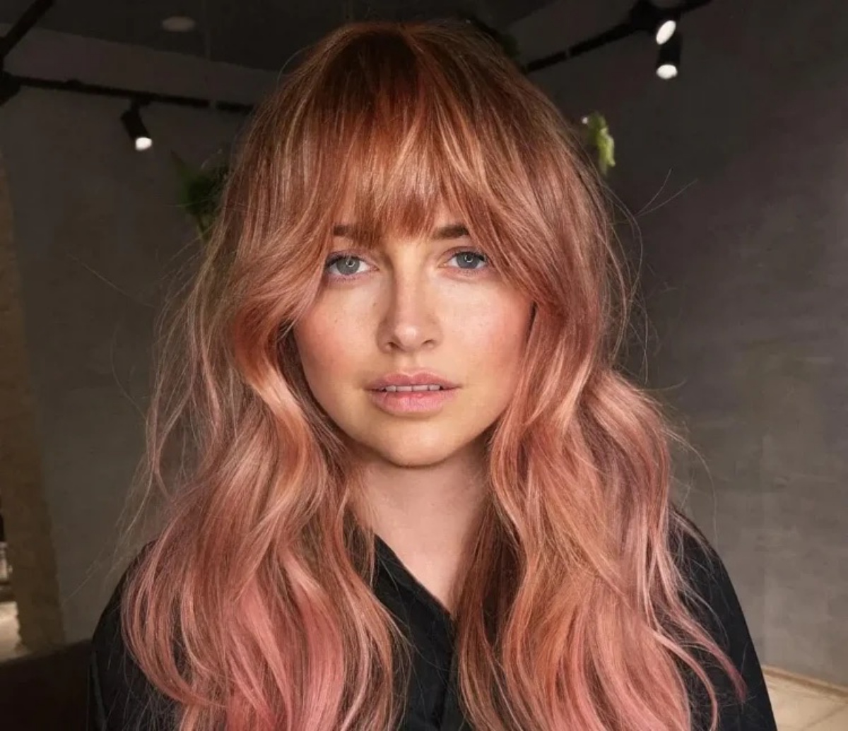 colore capelli biondo rosa effetto ondulato