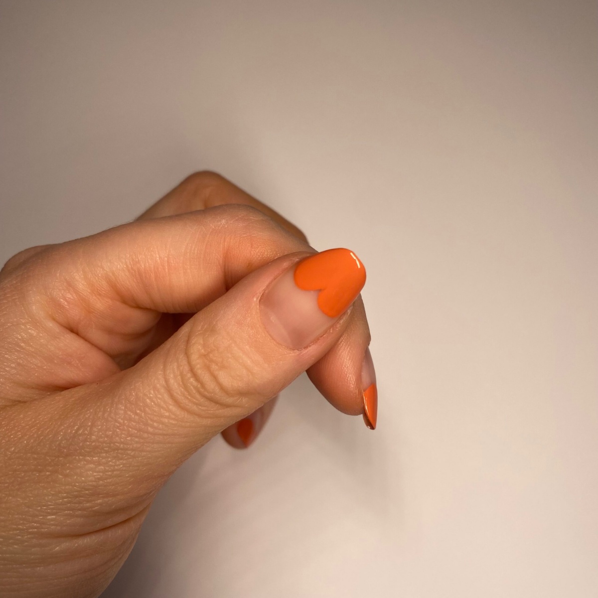 come disegnare una zucca sulle unghie
