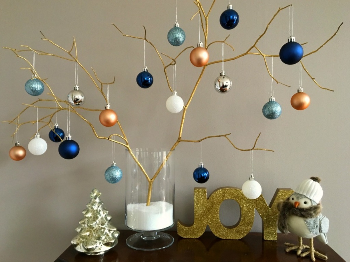decorare la casa per natale rami di albero decorati con palline natalizie