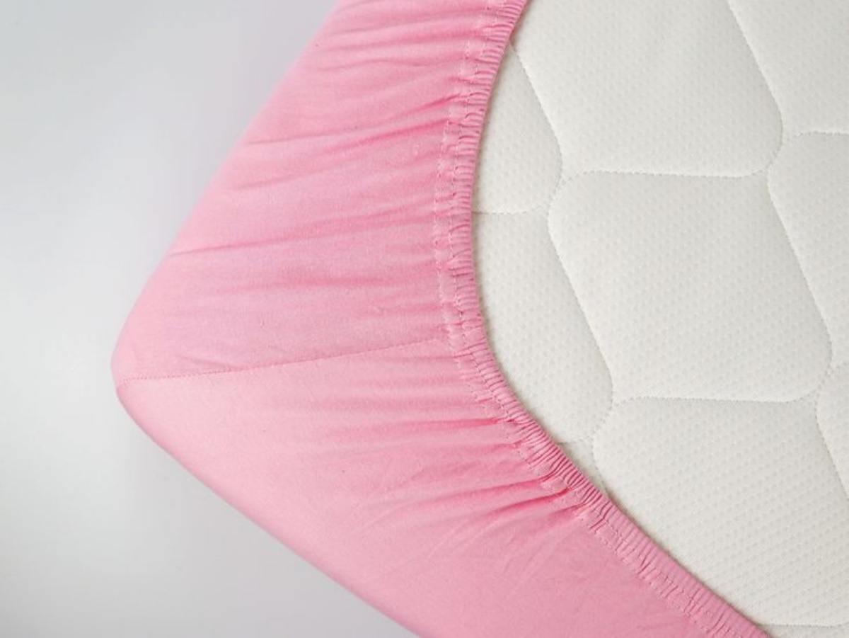fodera con angoli di colore rosa per materasso