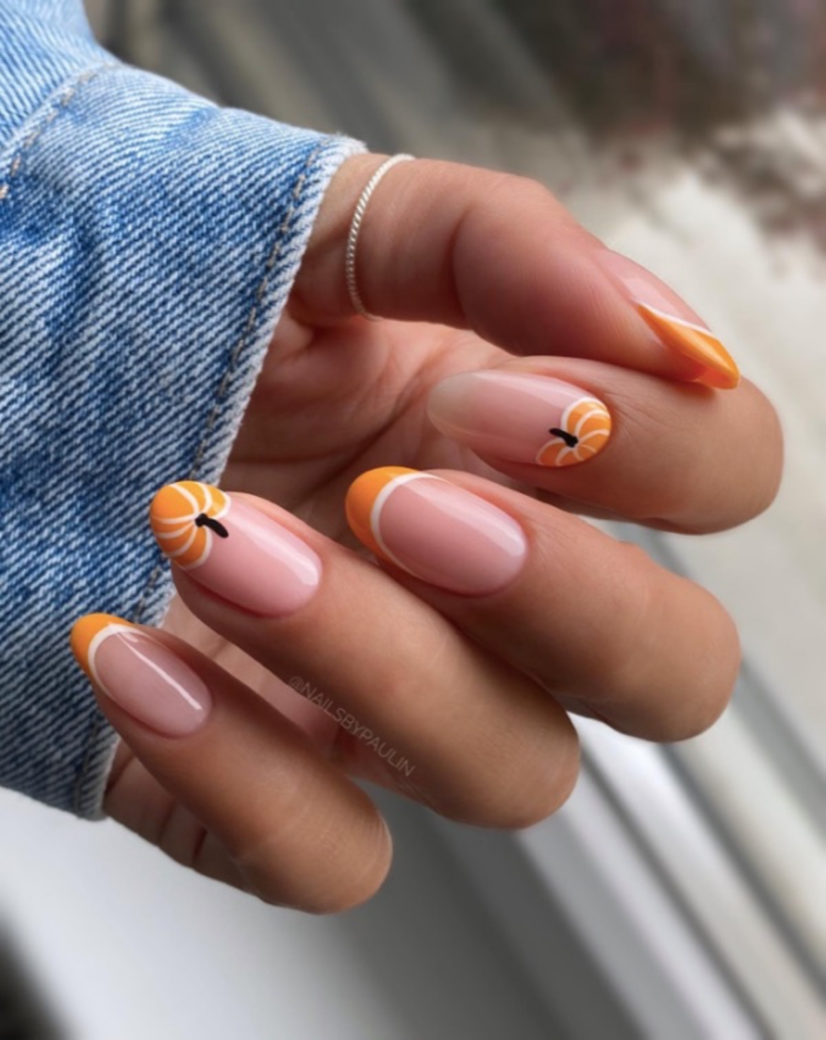 french manicure colorata con smalto arancione disegno zucca