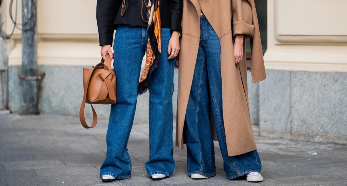 jeans autunno 2023 due donne con abbigliamento casual
